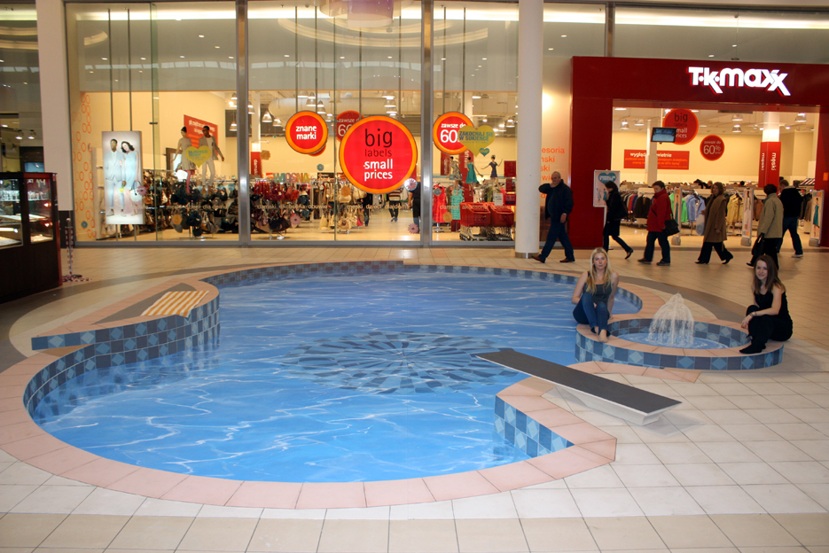 3D illusion of a pool in a Polish shopping mall